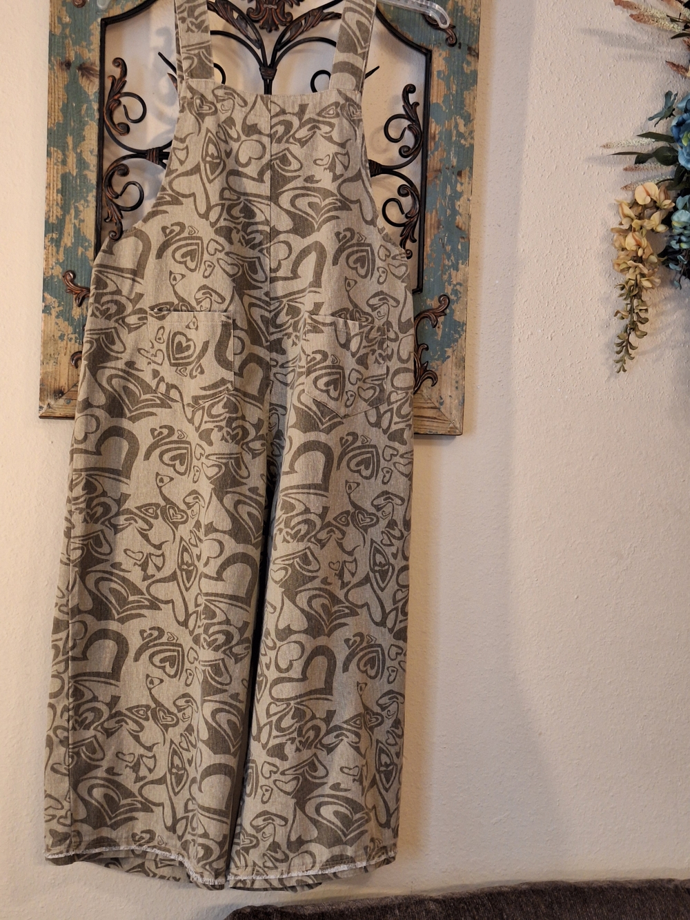 easel Olive Abstract-Print Wide Leg Overalls. NWOT Size Small - Picture 10 of 14